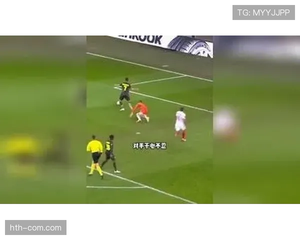 暖心一幕：对手球员受伤，奥萨苏纳队医主动进场协助救治